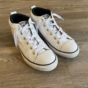 Converse Leather Mid Hi White Chuck Taylor’s youth size 5